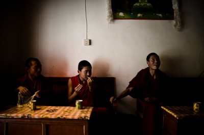 drepung_monks-watching_tv-700x466