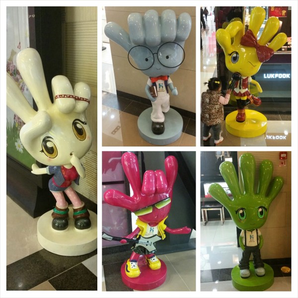 The hand-themed mascots of Hunter City Mall in Guiyang.